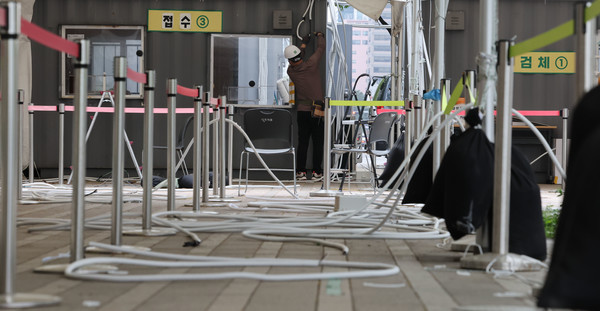 사회적 거리두기가 전면 해제된 지난 22일 서울광장 코로나19 임시 선별검사소에서 작업자들이 시설을 철거하고 있다. 사진=연합뉴스