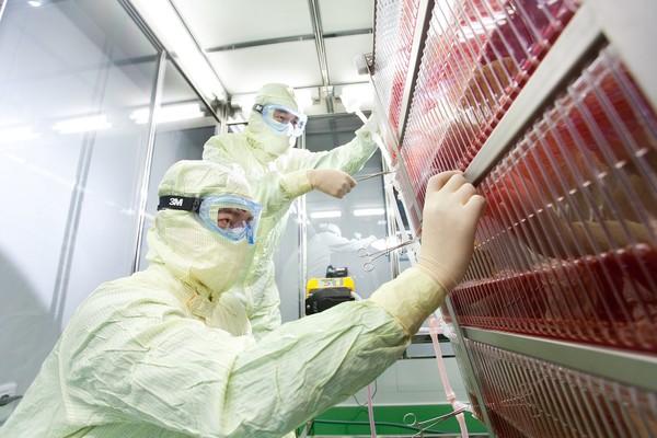 SK바이오사이언스 연구원이 안동L하우스에서 백신 개발 공정을 진행하고 있다. 사진=SK바이오사이언스