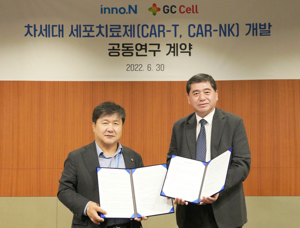 HK이노엔 곽달원 대표(왼쪽)와 GC셀 박대우 대표(오른쪽)가 계약 체결 기념사진을 촬영하고 있다.  사진 = HK이노엔