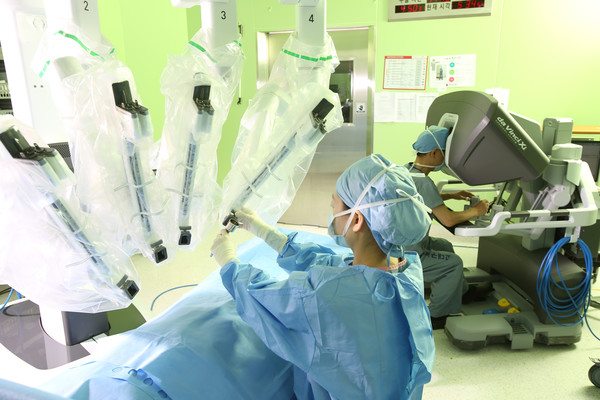 로봇수술은 수술 시야가 좁고 움직임이 제한되는 골반 내에서도 세밀한 처치가 가능하다. 특히 직장암 치료에 효과가 좋은 것으로 보고된다. 고려대 구로병원 의료진이 로봇 수술을 진행하는 모습. 사진=고려대의료원