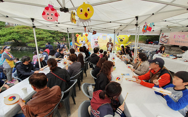 2019년 '남산 한국의 맛축제'에 참여한 관람객들이 축제를 즐기고 있다. 사진 = 남산 한국의 맛축제 사무국