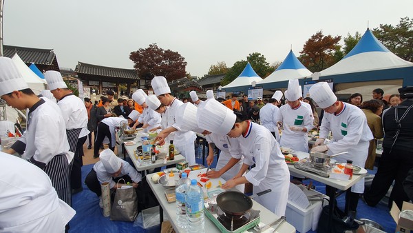 2019년 남산 한국의 맛축제 요리경연대회에 참가한 10팀이 요리를 하고 있다. (사진=매경헬스DB)