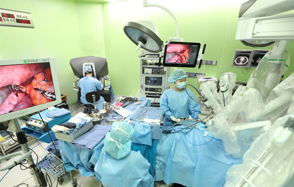 고려대 구로병원 의료진이 암 환자 로봇 수술을 진행하고 있다. 사진=고대구로병원