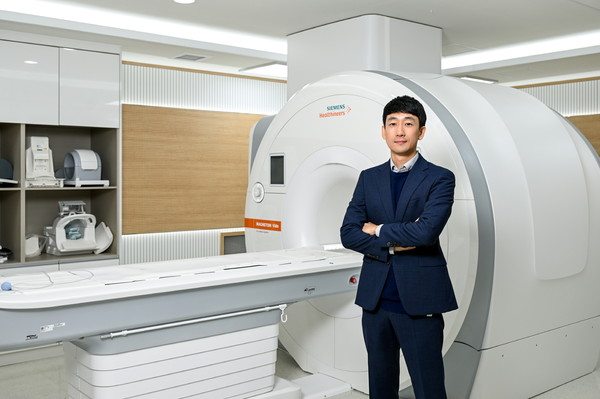손요한 지멘스 헬시니어스 리서치팀장은 "우리나라에서 연구 목적으로 대학병원급 고퀄리티 자기공명영상(MRI) 장비를 운용하는 곳은 업계 내 지멘스 헬시니어스 MRI 센터가 유일하다"며 자부심을 드러냈다.  
