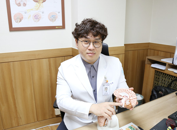 권경현 세란병원 신경과 과장이 두통의 다양한 원인과 증상에 대해 설명하고 있다. [세란병원]