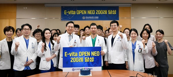 강남세브란스병원 대동맥혈관센터 의료진이 'E-vita OPEN NEO' 수술 200례 달성 기념 촬영을 하고 있다.