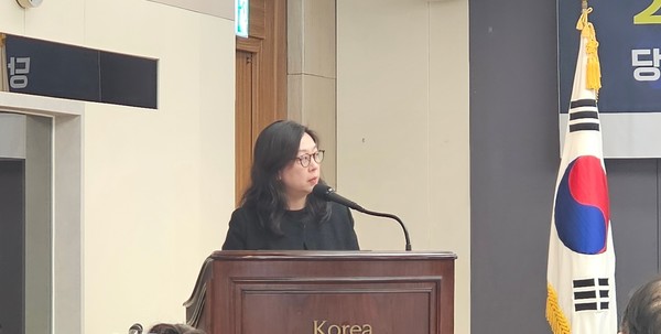 최성희 교수가 심포지엄에서 발표를 하고 있다 [사진 = 서정윤 기자]