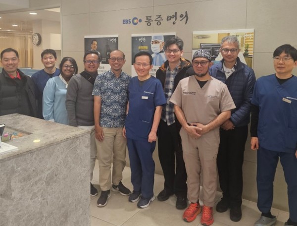 문동언마취통증의학과 문동언 원장과 외국 의사들이 추간공성형술 시술 참관 및 토론시간을 갖고 기념 사진을 촬영하고 있다.