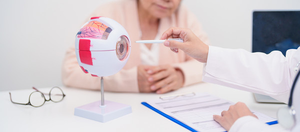 고령층 시력 저하의 주요 원인인 황반변성은 안구 내 주사 치료로 조기 관리하면 시력 악화를 늦출 수 있으며, 두려움보다 정확한 정보에 기반한 치료 참여가 중요하다. [사진=게티이미지뱅크]