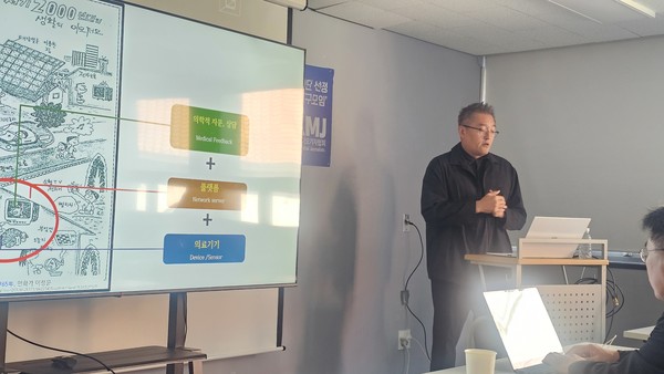 김헌성 교수가 한국의학바이오기자협회 미디어 아카데미에서 강연을 진행하고 있다 [사진 = 서정윤 기자]