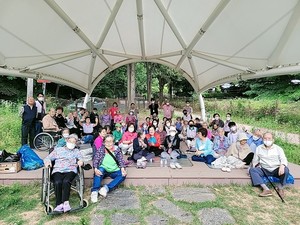 "3년만의 나들이에 행복"...치매 어르신을 위한 나들이 재개 - 뉴스 썸네일 이미지