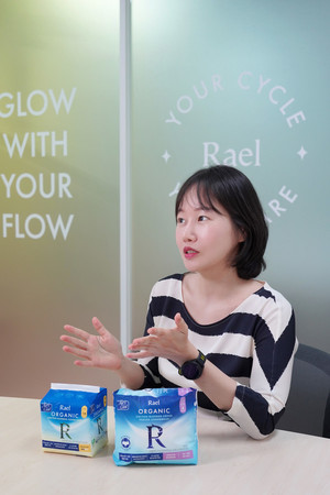 [인터뷰H] 강나연 라엘코리아 팀장 "여름 생리대, 시원함보다 답답하지... - 뉴스 썸네일 이미지